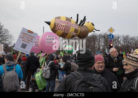 Berlin, Deutschland. 21. Januar 2023. Am 21. Januar 2023 zog eine Demonstration, die eine Änderung der Agrarpolitik forderte, mehrere Tausend Menschen in die Straßen des Berliner Regierungsviertels. Die Koalition "Wir haben es satt" (wir hatten genug) organisierte die Demonstration, in der ein umweltfreundliches und sozial verantwortliches Agrarsystem gefordert wurde, das sich auf die Landwirtschaft in kleinem Maßstab, eine humane Tierbehandlung, den Klimaschutz und Lebensmittel konzentriert, die nicht gentechnisch verändert wurden. Darüber hinaus forderten die Demonstranten nur Preise für die Landwirte sowie soziale Vorteile und eine Expansion Stockfoto