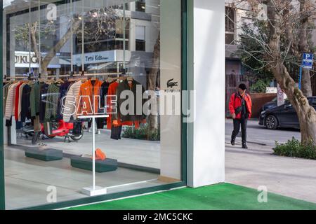 21. Januar 2023: Big Sale Days Banner in Schaufenstern und Leute gehen an einem Geschäft vorbei, um Werbeverkäufe in Kadikoy, Istanbul, Türkei, am 21. Januar 2023 zu verkaufen. (Kreditbild: © Tolga Ildun/ZUMA Press Wire) NUR REDAKTIONELLE VERWENDUNG! Nicht für den kommerziellen GEBRAUCH! Stockfoto