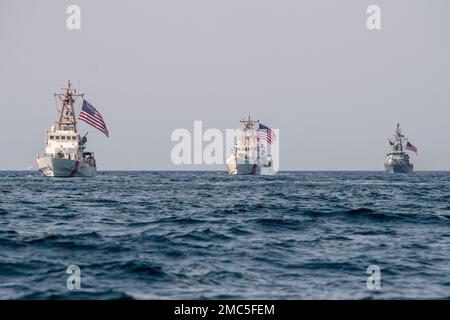 220626-N-NS602-1416 ARABISCHER GOLF (26. JUNI 2022) USA Küstenwache Cutters USCGC Baranof (WPB 1318) und USCGC Robert Goldman (WPC 1142) und Küstenpatrouillenschiff USS Thunderbolt (PC 12) segeln im Arabischen Golf, Juni 26. Die US-Marinestreitkräfte operieren regelmäßig im Nahen Osten, um Sicherheit und Stabilität zu gewährleisten. Stockfoto