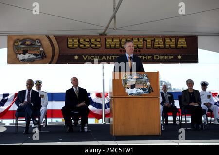 220625-N-UZ446-0117 NORFOLK, Virginia (25. Juni 2022) – Unterstaatssekretär der Marine Erik Raven hält während einer Zeremonie für ein U-Boot der Virginia-Klasse USS Montana (SSN 794) in Norfolk, Virginia, am 25. Juni 2022 eine Rede. SSN 794, das zweite US-Marineschiff mit dem Namen Montana, das seit mehr als einem Jahrhundert das erste Schiff der US-Marine ist, ist eine flexible, multifunktionale Plattform, die die sieben Kernkompetenzen der U-Boot-Truppe erfüllen soll: U-Boot-Abwehr; Oberflächenabwehrkampf; Einsatz von Spezialeinsatzkräften; Streikämpfe; irreguläre Kriegsführung; Nachrichtendienst, Überwachung und Stockfoto