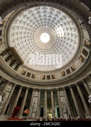 POMPEJI, ITALIEN - 10. APRIL 2022 - riesige klassische Basilika San Francesco di Paula im Zentrum von Neapel, Süditalien Stockfoto