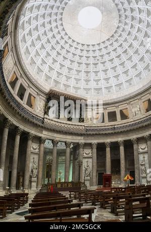 POMPEJI, ITALIEN - 10. APRIL 2022 - riesige klassische Basilika San Francesco di Paula im Zentrum von Neapel, Süditalien Stockfoto