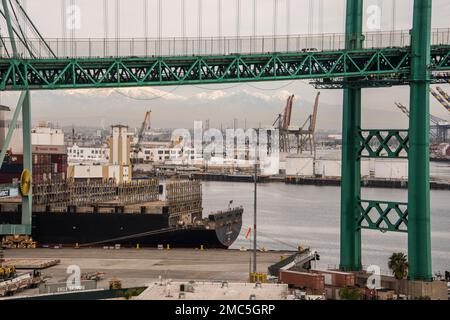 Der Hafen von Los Angeles ist der belebteste Containerhafen in Nordamerika und hat seinen Rang als Nummer eins seit mehr als zwei Jahrzehnten mit Rekordvolumen beibehalten Stockfoto