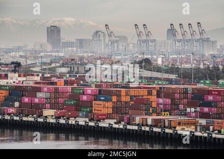 Der Hafen von Los Angeles ist der belebteste Containerhafen in Nordamerika und hat seinen Rang als Nummer eins seit mehr als zwei Jahrzehnten mit Rekordvolumen beibehalten Stockfoto