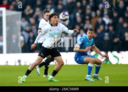 Haydon Roberts (links) in Derby County und Dion Charles von Bolton Wanderers kämpfen beim Spiel Sky Bet League One im Pride Park Stadium in Derby um den Ball. Foto: Samstag, 21. Januar 2023. Stockfoto