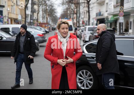 Berlin, Deutschland. 21. Januar 2023. Am 21. Januar 2023 besuchte die Berliner Bürgermeisterin Franziska Giffey einen Wahlstand der SPD in der Stadt. Der Besuch war Teil des laufenden Wahlkampfs für die Wiederholung der Berliner Staatswahlen 2023. Giffey, ebenfalls Mitglied der SPD, nutzte das Gespräch mit Parteimitgliedern und Anhängern, die den Stand betreiben. Sie nutzte auch die Gelegenheit, sich mit den Bewohnern zu treffen und sich ihre Bedenken anzuhören. Kredit: ZUMA Press, Inc./Alamy Live News Stockfoto