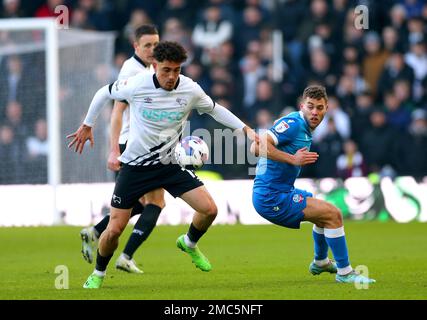 Haydon Roberts (links) in Derby County und Dion Charles von Bolton Wanderers kämpfen beim Spiel Sky Bet League One im Pride Park Stadium in Derby um den Ball. Foto: Samstag, 21. Januar 2023. Stockfoto