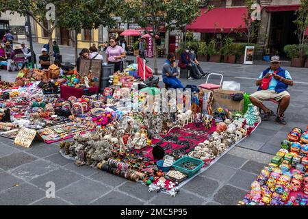 Verkäufer, die farbenfrohe Souvenirs und Waren in Mexiko-Stadt, Mexiko, Nordamerika und Amerika verkaufen Stockfoto
