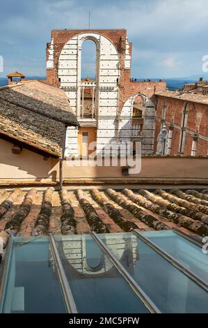 Blick auf Il Facciatone - einer der besten Aussichtspunkte in der Altstadt von Siena Stockfoto