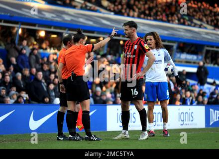 Die Schiedsrichterin Rebecca Welch spricht mit Andrew Hughes Away von Preston North End während des Sky Bet Championship-Spiels in St. Andrew's, Birmingham. Foto: Samstag, 21. Januar 2023. Stockfoto