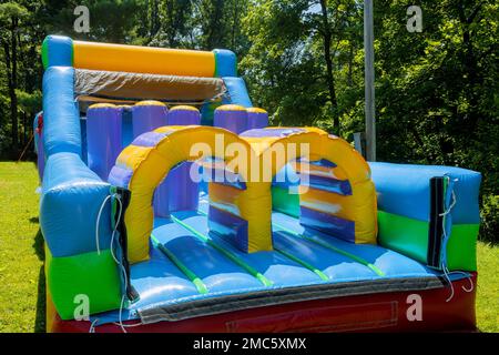 Aufblasbare Attraktion auf dem Spielplatz für Kinder im Park Stockfoto