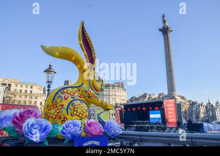 London, Großbritannien. 21. Januar 2023 Vorbereitungen am Trafalgar Square am Vorabend des chinesischen Neujahrs, des Jahres des Hasen. Kredit: Vuk Valcic/Alamy Live News Stockfoto