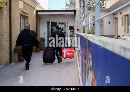 Locri, Catanzaro, Italien. 21. Januar 2023. Ärzte tragen ihre Taschen in der Herberge. 16 kubanische Ärzte, unter den 51 Ärzten, die am 28. Dezember 2022 in Italien ankamen, wurden vom Genossenschaftskonzern GOEL, der für Mafia-feindliche Aktivitäten bekannt ist, im Öko-Hostel empfangen. Die Gruppe wird ab dem 23. Januar 2023 im Krankenhaus von Locri tätig sein, gemäß der Konvention zwischen der Region Kalabrien und der Gesellschaft Comercializadora de Servicios Medicos Cubanos S.A. Kredit: ZUMA Press, Inc./Alamy Live News Stockfoto