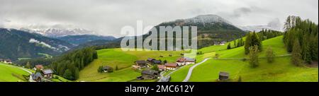 Malerische alpine Landschaft mit Dorf und Weiden in Südtirol, Italien Stockfoto