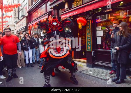 London, Großbritannien. 21. Januar 2023 Traditionelle chinesische Löwentänzer treten in den Restaurants in Chinatown auf, um am Vorabend des chinesischen Neujahrs, dem Jahr des Hasen, Glück und Wohlstand zu bringen. Kredit: Vuk Valcic/Alamy Live News Stockfoto