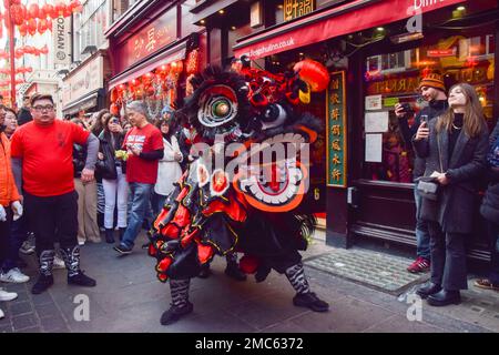 London, Großbritannien. 21. Januar 2023 Traditionelle chinesische Löwentänzer treten in den Restaurants in Chinatown auf, um am Vorabend des chinesischen Neujahrs, dem Jahr des Hasen, Glück und Wohlstand zu bringen. Kredit: Vuk Valcic/Alamy Live News Stockfoto