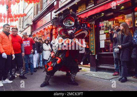 London, Großbritannien. 21. Januar 2023 Traditionelle chinesische Löwentänzer treten in den Restaurants in Chinatown auf, um am Vorabend des chinesischen Neujahrs, dem Jahr des Hasen, Glück und Wohlstand zu bringen. Kredit: Vuk Valcic/Alamy Live News Stockfoto