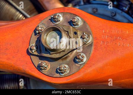 Nahaufnahme eines hölzernen Le Rhone Rotationspropellers aus dem Ersten Weltkrieg. Stockfoto