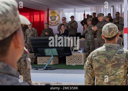 Verehrte Besucher, Brig. General Gregory Day, Oregon National Guard Director of Joint Staff; General El Ferjani, General Director of Tunisian Military Health; Natasha Franceschi, Charge d'Affaires of the U.S. Botschaft, Tunesien; Generalmajor Andrew Rohling, kommandierender General der USA Army Southern European Task Force, Afrika; und General Goul, General der tunesischen Armee, gratulieren Mitgliedern der tunesischen Streitkräfte nach einer gemeinsamen Live-Feuerübung während der African Lion 22 im Ben Ghilouf Training Area, 26. Juni 2022. Der afrikanische Löwe 2022 ist in den USA Der größte, Premierminister des Afrikanischen Kommandos, Joi Stockfoto