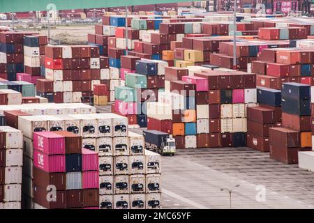 Der Hafen von Los Angeles ist der belebteste Containerhafen in Nordamerika und hat seinen Rang als Nummer eins seit mehr als zwei Jahrzehnten mit Rekordvolumen beibehalten Stockfoto