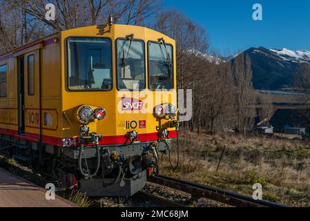 Der gelbe Zug „Le Train Jaune“, hier in Font Romeu, in der Region Pyrenäen Orientales in Südfrankreich. Stockfoto