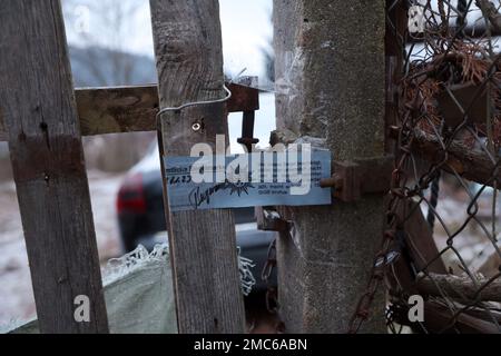 Bad Blankenburg, Deutschland. 20. Januar 2023. Ein Polizeisiegel befindet sich am Eingangstor zu einem Gartengelände am Stadtrand. Hier wurde die Leiche eines Kindes gefunden. Die Mordkommission der Thüringer Landeskriminalpolizei (LKA) untersucht den Verdacht der Tötung eines Kindes. Kredit: Bodo Schackow/dpa/Alamy Live News Stockfoto