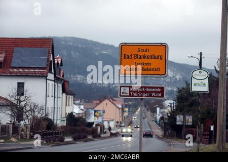 Bad Blankenburg, Deutschland. 20. Januar 2023. Das Eingangsschild der Stadt. Die Leiche eines Kindes wurde in der Stadt gefunden. Die Mordkommission der Thüringer Landeskriminalpolizei (LKA) untersucht den Verdacht der Tötung eines Kindes. Kredit: Bodo Schackow/dpa/Alamy Live News Stockfoto