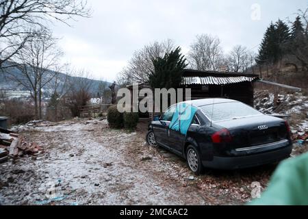 Bad Blankenburg, Deutschland. 20. Januar 2023. Ein Auto steht auf einem Gartengelände am Stadtrand. Hier wurde die Leiche eines Kindes gefunden. Die Mordkommission der Thüringer Landeskriminalpolizei (LKA) untersucht den Verdacht der Tötung eines Kindes. Kredit: Bodo Schackow/dpa/Alamy Live News Stockfoto