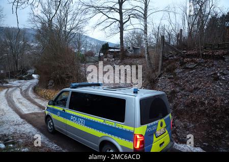 Bad Blankenburg, Deutschland. 20. Januar 2023. Ein Polizeifahrzeug parkt vor einem Gartengelände am Stadtrand. Hier wurde die Leiche eines Kindes gefunden. Die Mordkommission der Thüringer Landeskriminalpolizei (LKA) untersucht den Verdacht der Tötung eines Kindes. Kredit: Bodo Schackow/dpa/Alamy Live News Stockfoto