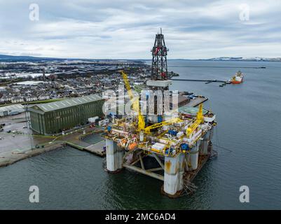 Invergordon, Schottland, Großbritannien. 21. Januar 2023 Unvergleichlicher Blick auf den Hafen von Cromarty Firth in Invergordon, Ross und Cromarty. Das Angebot von Inverness und Cromarty Firth Freeport wurde von der schottischen und der britischen Regierung als Freeport ausgezeichnet. Diese neuen Häfen , auch als Green Freeports oder Greenports bekannt , sollen Tausende neuer Arbeitsplätze schaffen . Iain Masterton/Alamy Live News Stockfoto