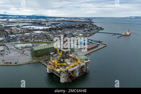 Invergordon, Schottland, Großbritannien. 21. Januar 2023 Unvergleichlicher Blick auf den Hafen von Cromarty Firth in Invergordon, Ross und Cromarty. Das Angebot von Inverness und Cromarty Firth Freeport wurde von der schottischen und der britischen Regierung als Freeport ausgezeichnet. Diese neuen Häfen , auch als Green Freeports oder Greenports bekannt , sollen Tausende neuer Arbeitsplätze schaffen . Iain Masterton/Alamy Live News Stockfoto