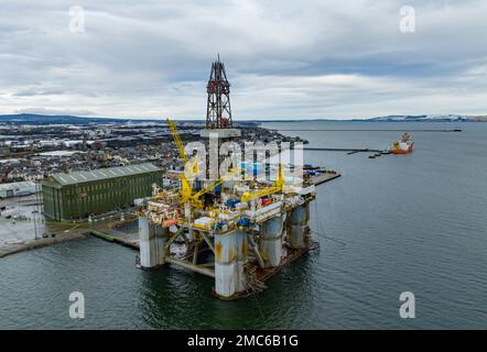 Invergordon, Schottland, Großbritannien. 21. Januar 2023 Unvergleichlicher Blick auf den Hafen von Cromarty Firth in Invergordon, Ross und Cromarty. Das Angebot von Inverness und Cromarty Firth Freeport wurde von der schottischen und der britischen Regierung als Freeport ausgezeichnet. Diese neuen Häfen , auch als Green Freeports oder Greenports bekannt , sollen Tausende neuer Arbeitsplätze schaffen . Iain Masterton/Alamy Live News Stockfoto