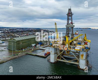 Invergordon, Schottland, Großbritannien. 21. Januar 2023 Unvergleichlicher Blick auf den Hafen von Cromarty Firth in Invergordon, Ross und Cromarty. Das Angebot von Inverness und Cromarty Firth Freeport wurde von der schottischen und der britischen Regierung als Freeport ausgezeichnet. Diese neuen Häfen , auch als Green Freeports oder Greenports bekannt , sollen Tausende neuer Arbeitsplätze schaffen . Iain Masterton/Alamy Live News Stockfoto