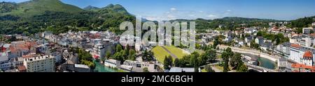 Panoramablick auf die Stadt Lourdes - das Heiligtum unserer Lieben Frau von Lourdes, das Departement Hautes-Pyrenäen in der Region Occitanie in Frankreich Stockfoto