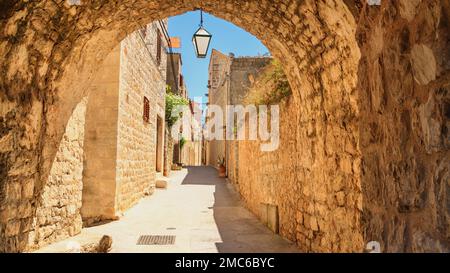 Mediterrane Sommerstadt - Blick auf eine mittelalterliche Straße in der Altstadt von Hvar auf der Insel Hvar, der Adriaküste von Kroatien Stockfoto