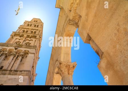 Stadtbild - Blick auf den Glockenturm der Kathedrale St. Domnius in der Altstadt von Split, der Adriaküste von Kroatien Stockfoto