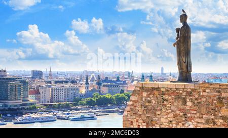 Blick auf die Statue der Jungfrau Maria vor dem Schloss Buda, mit Blick auf Budapest und die Donau, Ungarn Stockfoto