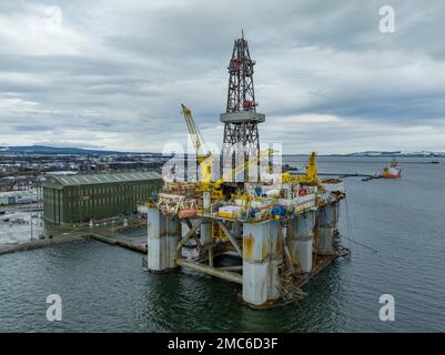 Invergordon, Schottland, Großbritannien. 21. Januar 2023 Unvergleichlicher Blick auf den Hafen von Cromarty Firth in Invergordon, Ross und Cromarty. Das Angebot von Inverness und Cromarty Firth Freeport wurde von der schottischen und der britischen Regierung als Freeport ausgezeichnet. Diese neuen Häfen , auch als Green Freeports oder Greenports bekannt , sollen Tausende neuer Arbeitsplätze schaffen . Iain Masterton/Alamy Live News Stockfoto