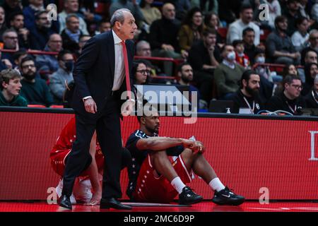 Mailand, Italien. 20. Januar 2023. Ettore Messina Cheftrainer von EA7 Emporio Armani Milan gesehen während der regulären Saison der Turkish Airlines EuroLeague Runde 20 zwischen EA7 Emporio Armani Milan und LDLC Asvel Villeurbanne im Mediolanum Forum.Endstand; EA7 Emporio Armani Milan 73:79 LDLC Asvel Villeurbanne) Guthaben: SOPA Images Limited/Alamy Live News Stockfoto