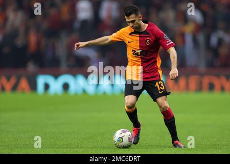 ISTANBUL, TÜRKEI - 21. JANUAR: Emre Tasdemir von Galatasaray SK dribbelt während des Super-Lig-Spiels zwischen Galatasaray SK und Antalyaspor im NEF-Stadion am 21. Januar 2023 in Istanbul, Türkei (Foto von Orange Pictures) Stockfoto