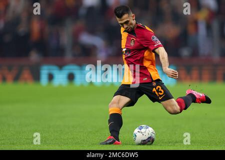 ISTANBUL, TÜRKEI - 21. JANUAR: Emre Tasdemir von Galatasaray SK spielt den Ball während des Super-Lig-Spiels zwischen Galatasaray SK und Antalyaspor im NEF-Stadion am 21. Januar 2023 in Istanbul, Türkei (Foto von Orange Pictures) Stockfoto