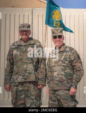 Generalmajor Greg Brady, kommandierender General des 10. Armee-Luft- und Raketenabwehrkommandos, würdigt Sergeant 1. Klasse Brent Lufkin, einen Luftverteidiger, der der 13. Raketenabwehr-Batterie zugeteilt wurde, mit einer Herausforderungsmünze während eines Besuchs der israelischen Batterie am 25. Juni 2022. Das MDB 13. mit Hauptsitz außerhalb von Tel Aviv ist Teil der starken und dauerhaften MIL-to-MIL-Partnerschaft zwischen der IDF und dem 10. AAMDC, die auf dem Vertrauen beruht, das über Jahrzehnte hinweg entwickelt wurde. Die 10. AAMDC und die IDF arbeiten konsequent zusammen, um die Interoperabilität zu stärken, die für die Aufrechterhaltung und Verbesserung Israels erforderlich ist Stockfoto