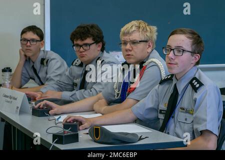 Das Army JROTC Cadet-Team der Calumet High School hört während des Junior Academic Bowl (JLAB) 2022 am 25. Juni eine Frage. Hunderte von JROTC-Kadetten, die alle Dienste repräsentieren, trafen sich in Washington D.C. Juni 24-27 für den Junior Academic Bowl (JLAB). Dieser Wettbewerb hat das im Laufe des Jahres in JROTC erworbene akademische Wissen und die dort erworbenen Fähigkeiten unter Beweis gestellt. | Sarah Windmueller, USA Militärkadett-Kommando Öffentliche Angelegenheiten Stockfoto