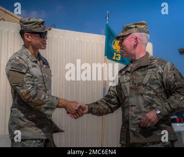 Generalmajor Greg Brady, kommandierender General des 10. Armee-Luft- und Raketenabwehrkommandos, würdigt 1. LT. Kai Chau, einen Militärpolizisten mit der 13. Raketenabwehr-Batterie, mit einer Herausforderungsmünze während eines Besuchs der israelischen Batterie am 25. Juni 2022. Das MDB 13. mit Hauptsitz außerhalb von Tel Aviv ist Teil der starken und dauerhaften MIL-to-MIL-Partnerschaft zwischen der IDF und dem 10. AAMDC, die auf dem Vertrauen beruht, das über Jahrzehnte hinweg entwickelt wurde. Die 10. AAMDC und die IDF arbeiten konsequent zusammen, um die Interoperabilität zu stärken, die für die Aufrechterhaltung und Verbesserung der israelischen Luftqualität A erforderlich ist Stockfoto