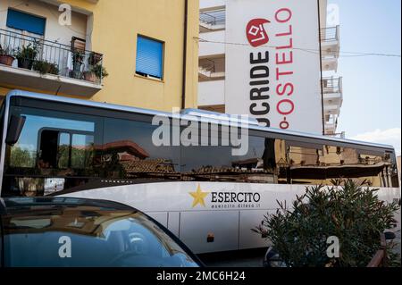 Locri, Catanzaro, Italien. 21. Januar 2023. Der Bus der italienischen Armee mit den kubanischen Ärzten kommt in Locri an. 16 kubanische Ärzte, unter den 51 Ärzten, die am 28. Dezember 2022 in Italien ankamen, wurden vom Genossenschaftskonzern GOEL, der für Mafia-feindliche Aktivitäten bekannt ist, im Öko-Hostel empfangen. Die Gruppe wird ab dem 23. Januar 2023 im Krankenhaus von Locri tätig sein, gemäß der Konvention zwischen der Region Kalabrien und der Gesellschaft Comercializadora de Servicios Medicos Cubanos S.A. Kredit: ZUMA Press, Inc./Alamy Live News Stockfoto