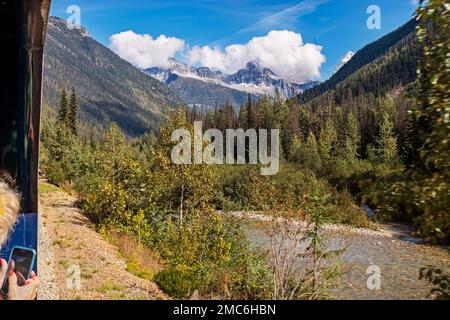 Die Landschaft mit den Kanadischen Rocky Mountains im Hintergrund wird von einem Touristen mit einem Handy fotografiert Stockfoto