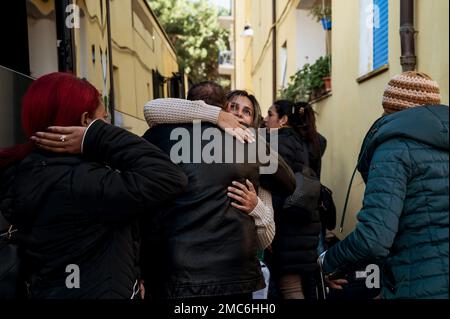 Locri, Catanzaro, Italien. 21. Januar 2023. Ein Arzt hat einen Kollegen umarmt. 16 kubanische Ärzte, unter den 51 Ärzten, die am 28. Dezember 2022 in Italien ankamen, wurden vom Genossenschaftskonzern GOEL, der für Mafia-feindliche Aktivitäten bekannt ist, im Öko-Hostel empfangen. Die Gruppe wird ab dem 23. Januar 2023 im Krankenhaus von Locri tätig sein, gemäß der Konvention zwischen der Region Kalabrien und der Gesellschaft Comercializadora de Servicios Medicos Cubanos S.A. Kredit: ZUMA Press, Inc./Alamy Live News Stockfoto