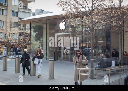 Istanbul, Türkei. 21. Januar 2023: Außenansicht eines Apple Shops auf der Bagdat Avenue in Kadikoy, Istanbul, Türkei am 21. Januar 2023. Die Bagdat Avenue ist eine der wichtigsten Hauptstraßen auf der anatolischen Seite von Istanbul. (Kreditbild: © Tolga Ildun/ZUMA Press Wire) NUR REDAKTIONELLE VERWENDUNG! Nicht für den kommerziellen GEBRAUCH! Kredit: ZUMA Press, Inc./Alamy Live News Stockfoto