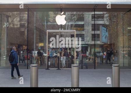 Istanbul, Türkei. 21. Januar 2023: Außenansicht eines Apple Shops auf der Bagdat Avenue in Kadikoy, Istanbul, Türkei am 21. Januar 2023. Die Bagdat Avenue ist eine der wichtigsten Hauptstraßen auf der anatolischen Seite von Istanbul. (Kreditbild: © Tolga Ildun/ZUMA Press Wire) NUR REDAKTIONELLE VERWENDUNG! Nicht für den kommerziellen GEBRAUCH! Kredit: ZUMA Press, Inc./Alamy Live News Stockfoto
