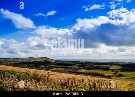 Blick auf die Kimmeridge Bay von den Purbeck Hills an einem herrlichen Herbsttag. Stockfoto